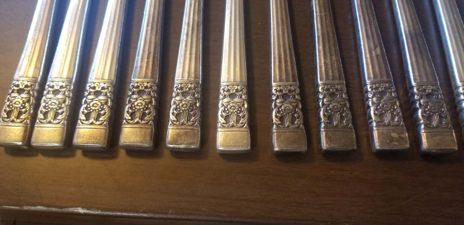 Set Of 12 Oneida Community Silver Plate “Coronation” Dinner Knives 8 3/8″ GUC