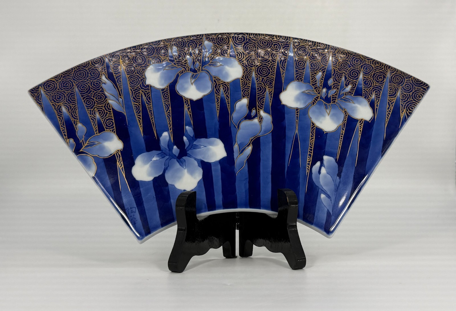 ANTIQUE JAPANESE FUKAGAWA SEIJI ARITA PORCELAIN FAN WITH STAND STAMPED SIGNED