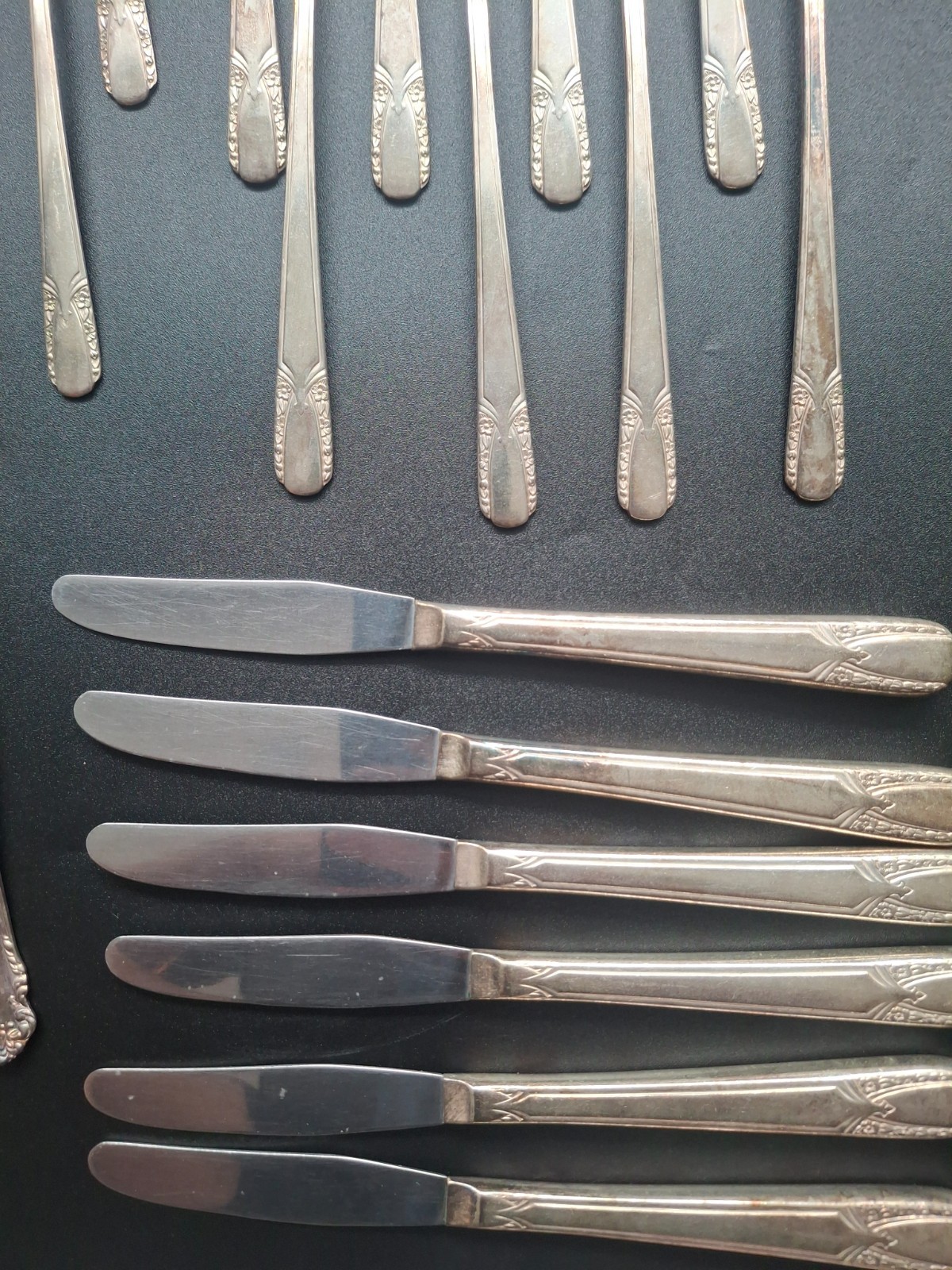 Mixed Lot of 26 Vintage Silverplate Flatware Knives and Forks 2.16 Pounds